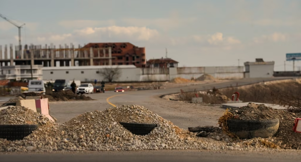 Një kontratë e re për rrugën me telashe të vjetra – Kur kryhet rruga drejt Mitrovicës?