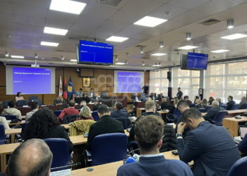 Fillon seanca e jashtëzakonshme në Komunën e Prishtinës, diskutohet çështja e këmbimit të pronave