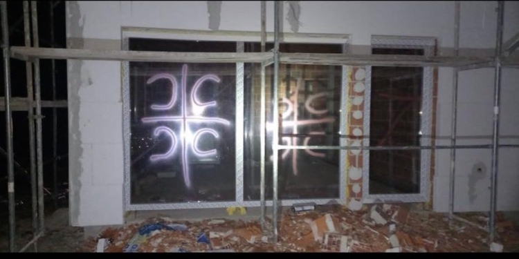 Policia nis hetimet për mbishkrimet nacionaliste serbe mbi shtëpitë e rindërtuara në Kroin e Vitakut