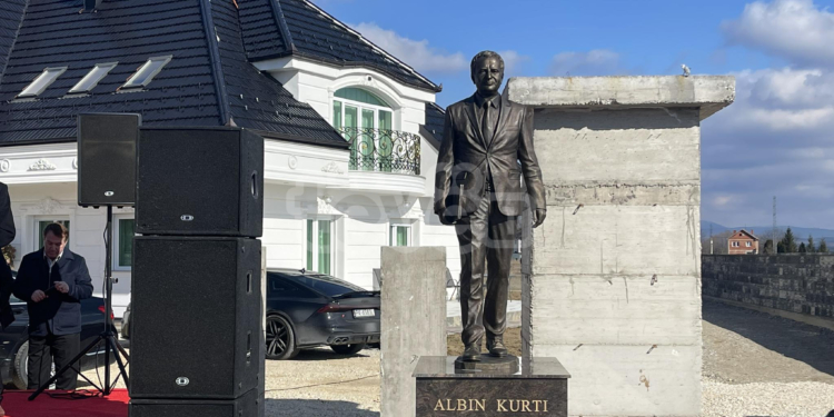 Mërgimtari që i bëri shtatoren Kurtit thotë se do ta bëjë edhe për Rugovën e Bulliqin