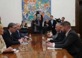 Kamberi publikon listën e kërkesave që ia dorëzoi Vuçiqit