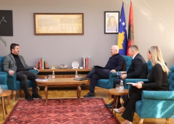 Sveçla takohet me Drejtorin e Institutit të Krimeve të luftës në Kosovë