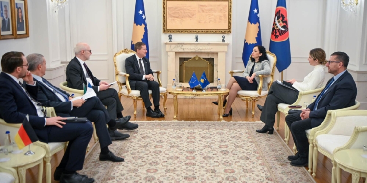 Osmani takon ambasadorët e huaj, kërkon heqjen e masave të BE-së dhe trajtim të barabartë të Kosovës në dialog