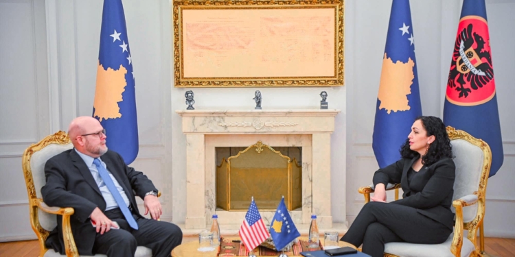 Osmani pret në takim ambasadorin Hovenier, flasin për zbatimin e rregullores së BQK-së