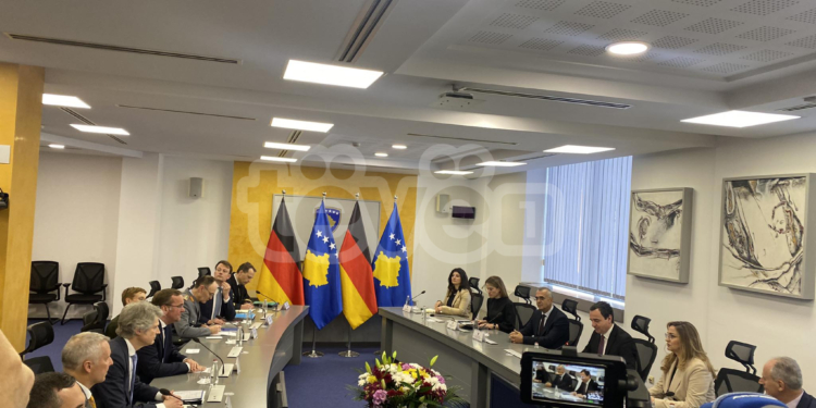 Kurti takohet me ministrin gjerman të Mbrojtjes