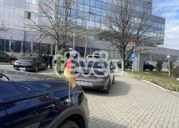 Ambasadorët i shkojnë në takim Kurtit