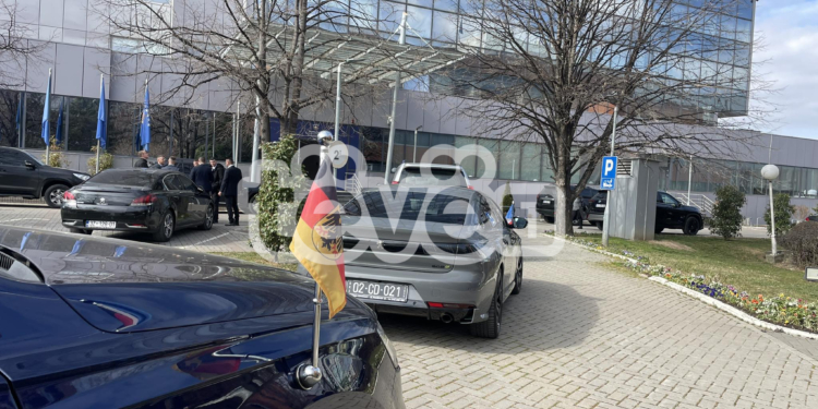 Ambasadorët i shkojnë në takim Kurtit