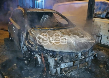 Digjet një veturë në Leposaviq, dy të tjera dëmtohen