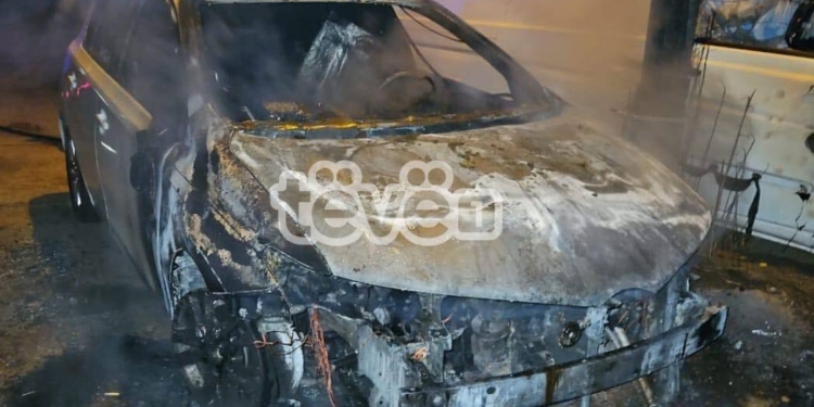 Digjet një veturë në Leposaviq, dy të tjera dëmtohen