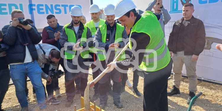 Kurti nga vendosja e gurthemelit të fabrikës së dritareve në Gjilan: Investimet e tilla na e shtojnë zellin për punë të mbara