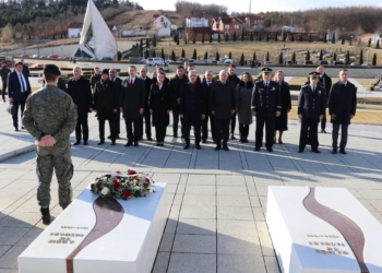 Sveçla e zëvendësministri i Brendshëm turk bëjnë homazhe në Kompleksin Memorial “Adem Jashari”