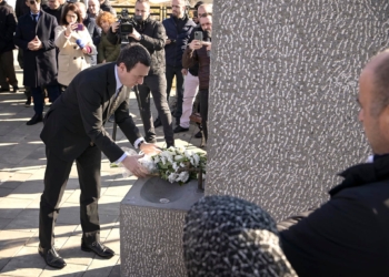 Kurti bën homazhe në 34 vjetorin e vrasjes së Elfete e Mentor Humollit