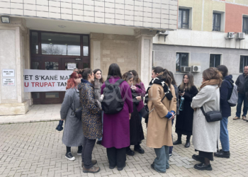 “Marshojmë s’festojmë” kërkojnë votimin e Projektligjit për Shëndetin Riprodhues