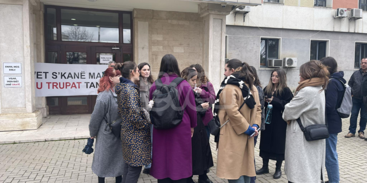 “Marshojmë s’festojmë” kërkojnë votimin e Projektligjit për Shëndetin Riprodhues