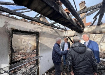 Digjet një shtëpi në Suharekë, Muharremaj premton ndihmë për familjen