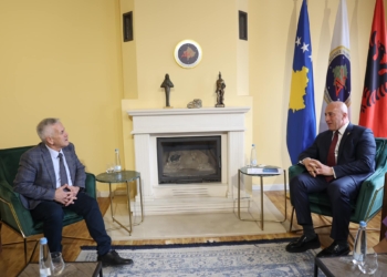 Nagip Skenderi i bashkohet AAK-së, Haradinaj e quan profesionist të dëshmuar