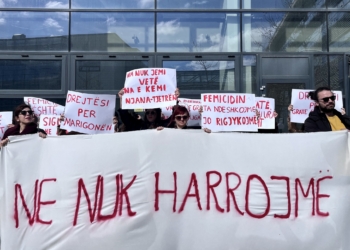 “Ne nuk harrojmë”, mbahet protesta e Kolektivit feminist për rastin e Marigona Osmanit