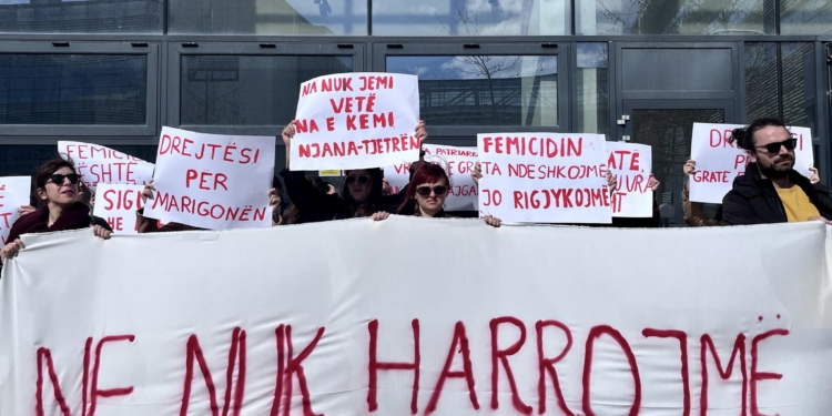 “Ne nuk harrojmë”, mbahet protesta e Kolektivit feminist për rastin e Marigona Osmanit