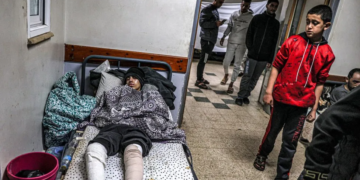 Foto: BBC
- Një burrë i plagosur shtrihet në një shtrat në spitalin evropian të Gazës