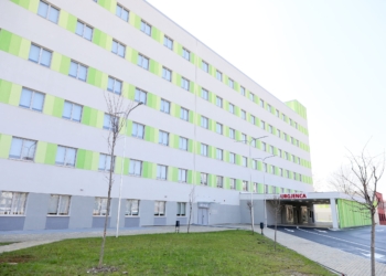 Zjarr gjatë natës në spitalin “Nënë Tereza” në Tiranë