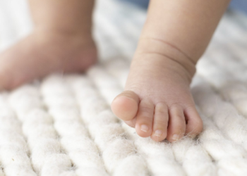 Si duhet të sillen prindërit me fëmijët kur i vënë në gjumë