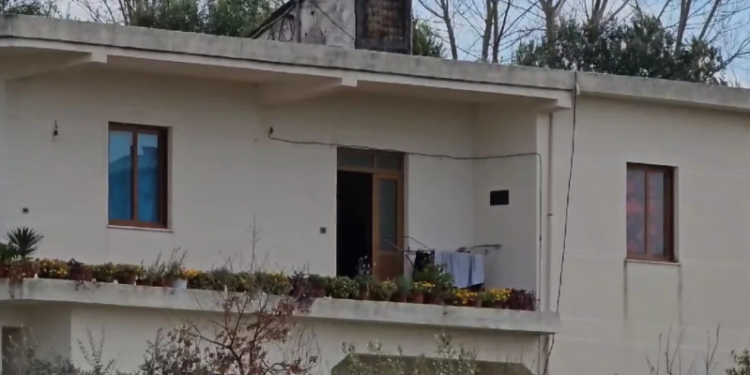 “Nuk kisha rrugëdalje tjetër”, flet 19-vjeçarja pasi vrau babanë dhe e varrosi në kasollen e lopës