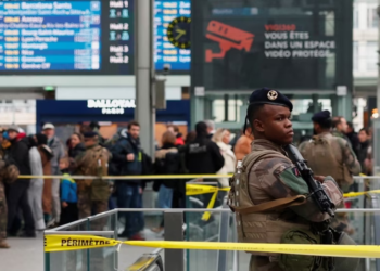 Tre të lënduar në një sulm me thikë në Paris