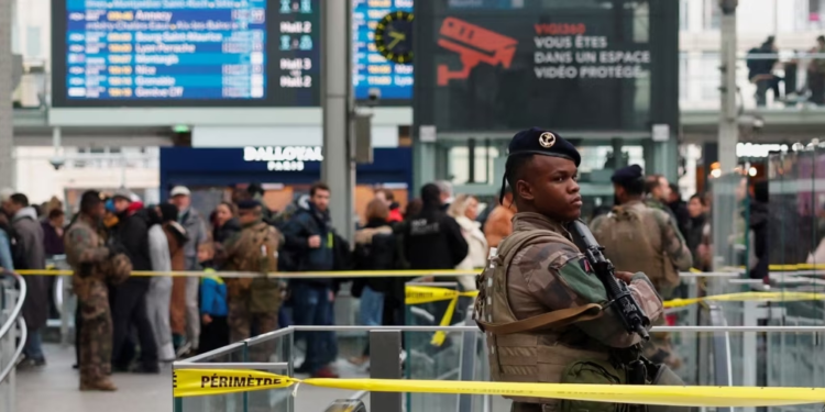 Tre të lënduar në një sulm me thikë në Paris