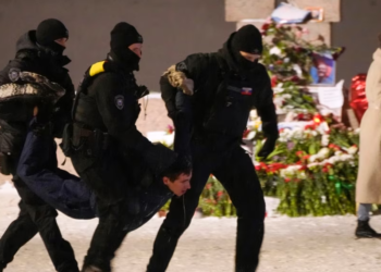 Më shumë se 100 të arrestuar që nderuan Navalnyn në Rusi