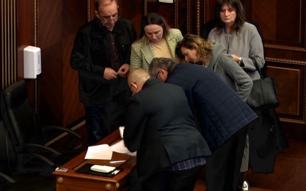 Vazhdimi i mandatit në rrezik, deputetët e Listës Serbe kthehen në Kuvend pas pesë muajsh