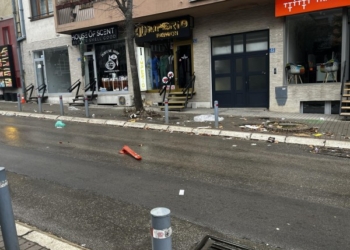 Erërat e forta në Prishtinë sjellin mbeturinat nëpër rrugë