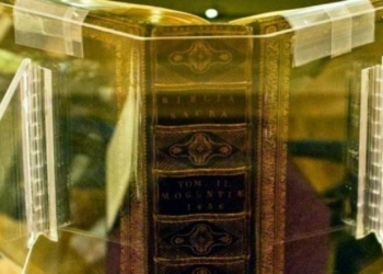 ​Bibla e shtypur në pllaka metalike, para 569 viteve