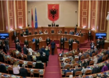 Marrëveshja për emigrantët, tensione në Kuvendin e Shqipërisë