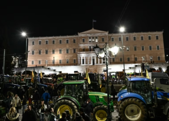 Bujqit në Greqi protestojnë para Parlamentit kundër çmimit të naftës