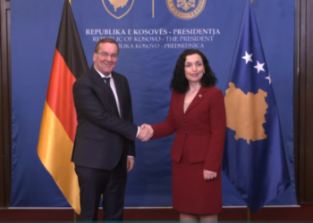 Ministri i Mbrojtjes gjerman viziton Kosovën