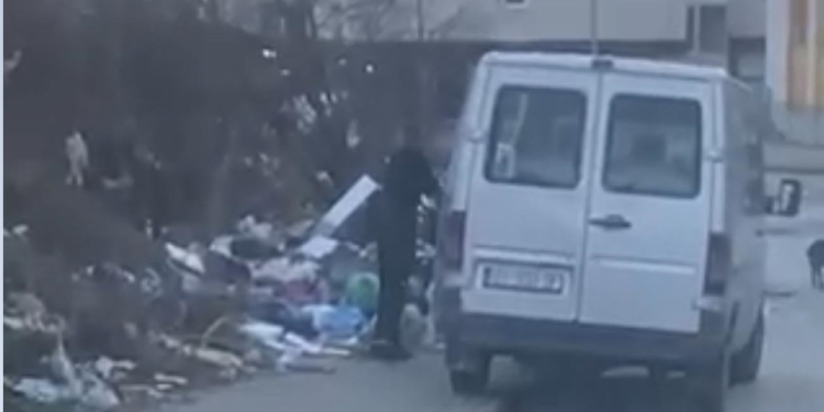 Hodhi mbeturina në rrugë, qytetari gjobitet me 300 euro dhe detyrohet të pastrojë vendin