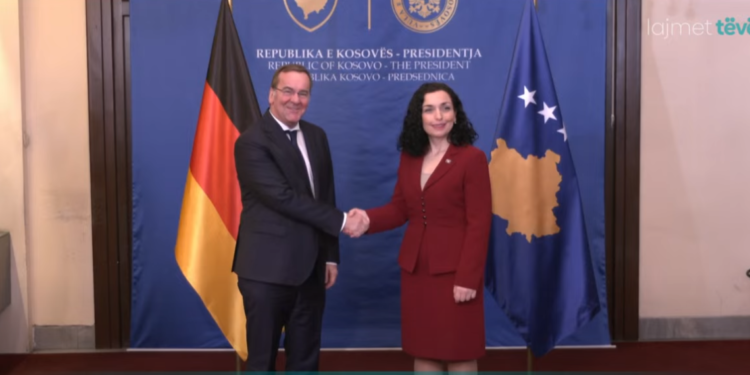 Ministri i Mbrojtjes gjerman viziton Kosovën