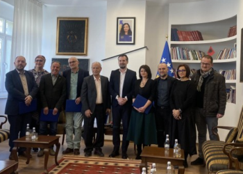 Anton Nikë Berisha nderohet me çmimit kombëtar për vepër jetësore “Azem Shkreli”