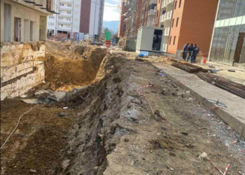 Mbesin pa rrymë 460 qytetarë në Ferizaj, kompania e ndërtimit dëmton kabllon elektrike