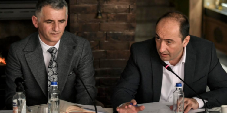 Ministri Liburn Aliu dhe zëvendësi i tij Hysen Durmishi thërrasin konferencë për medie