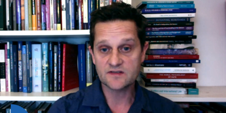 Pse Kosova është nën sanksione dhe jo Serbia, Hehir: Miku i Vuçiqit është zënë me armë në dorë duke gjuajtur mbi policët e Kosovës