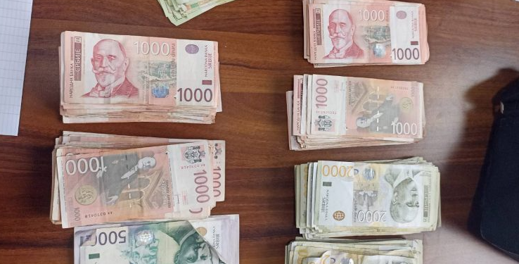 Një veturë me dinarë serb kthehet në kufi në Jarinje