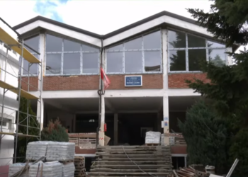 Gjimnazistët në Viti vijojnë mësimin në dy shkolla për shkak të renovimit të objektit