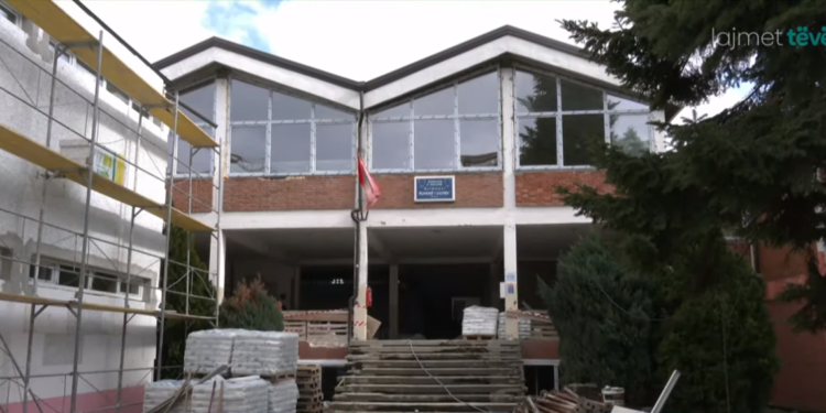 Gjimnazistët në Viti vijojnë mësimin në dy shkolla për shkak të renovimit të objektit