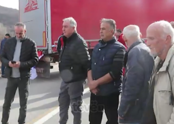 Serbët bllokojnë rrugën në Rudarë