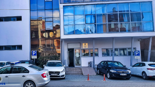 Prokuroria pritet të kërkojë paraburgim për 20-vjeçarin që shkaktoi aksident derisa ishte duke bërë gara në Prizren