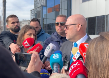 Kurti fton në takim ambasadorët për dinarin