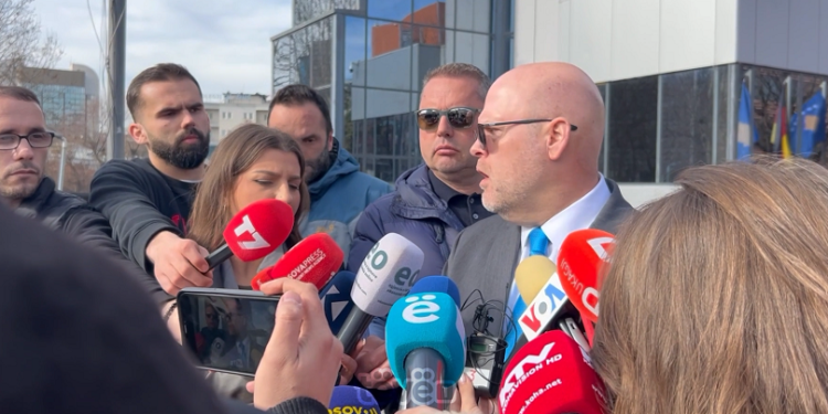 Kurti fton në takim ambasadorët për dinarin