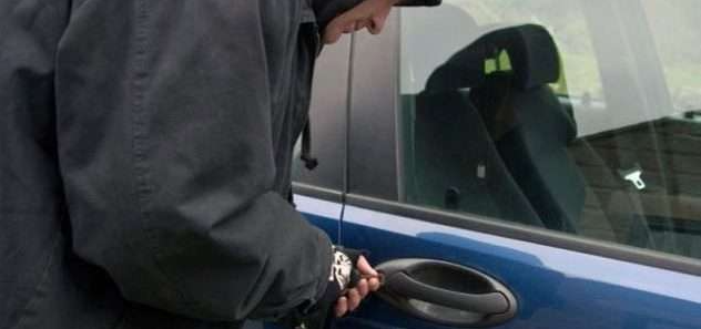 Vidhen dy vetura në Lipjan