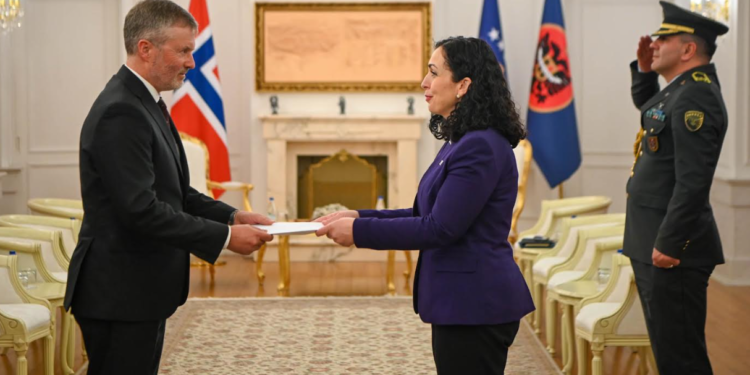 Osmani pranoi letrat kredenciale nga ambasadori i Norvegjisë, Andreas Gaarder